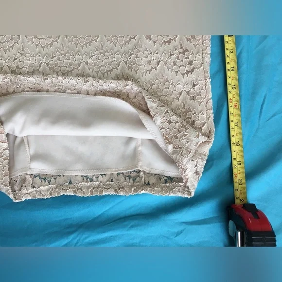 EUC E.C. Designs light gold/cream lace overlay top with metallic accents. - Picture 5 of 5